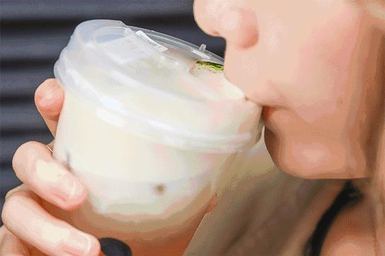 冷得不敢喝坝坝茶,只想捧一杯热奶茶在手心里!