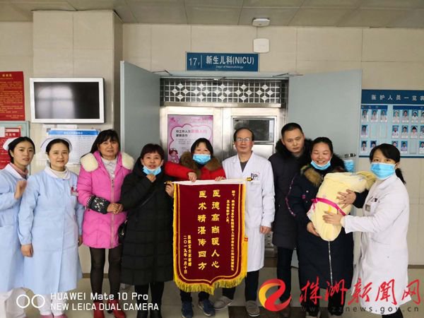 出生仅500克婴儿出院,湖南400克袖珍宝宝出院