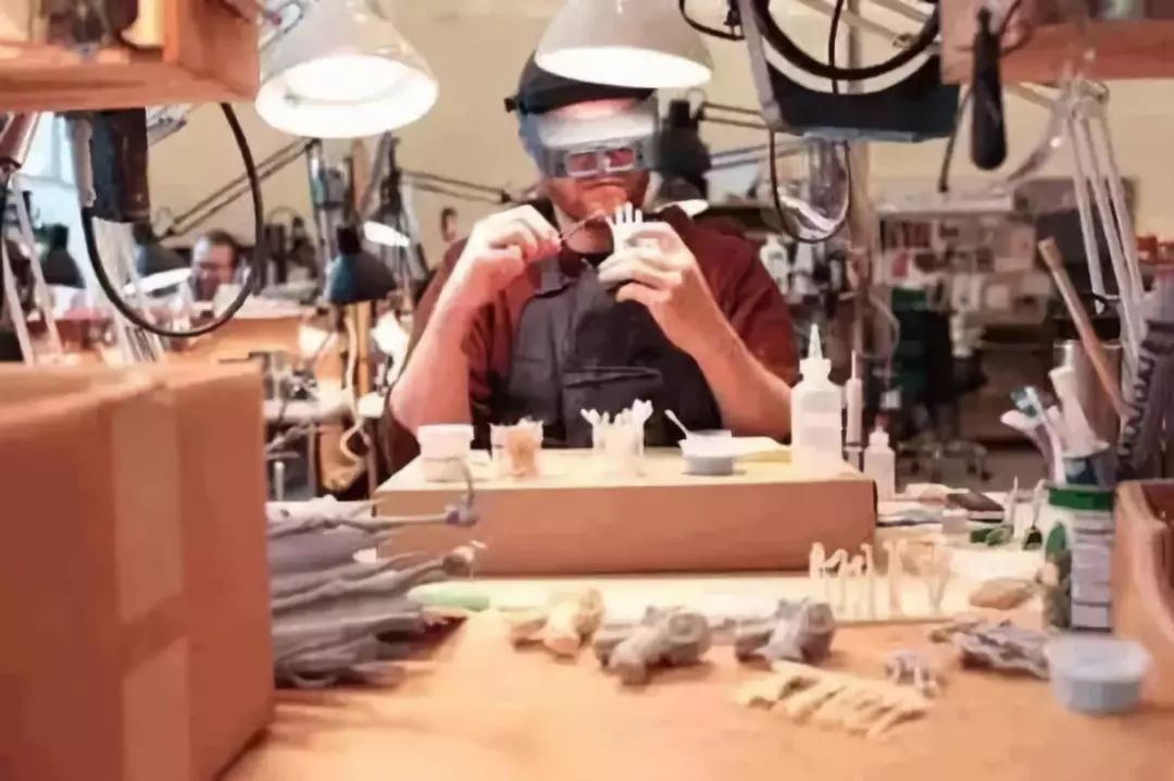 拍不好《大黄蜂》就回家继承2000亿家产!美国王思聪的逆天人生