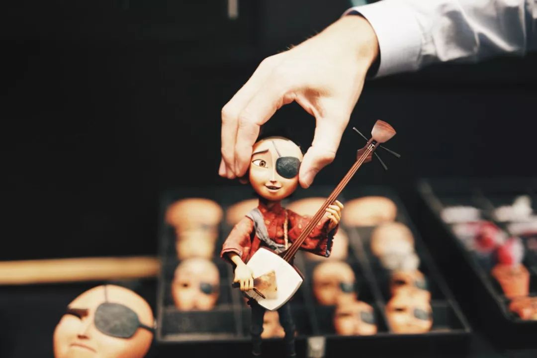 拍不好《大黄蜂》就回家继承2000亿家产!美国王思聪的逆天人生