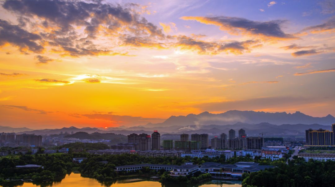 我们走在灵程的路上,走进灵山