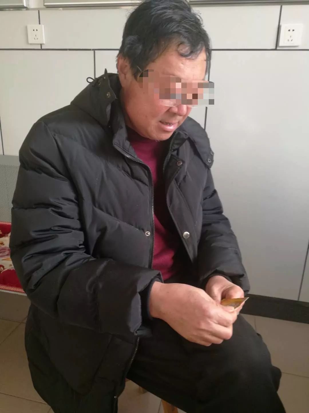 大爷医院里打牌,大叔玩扑克牌视频