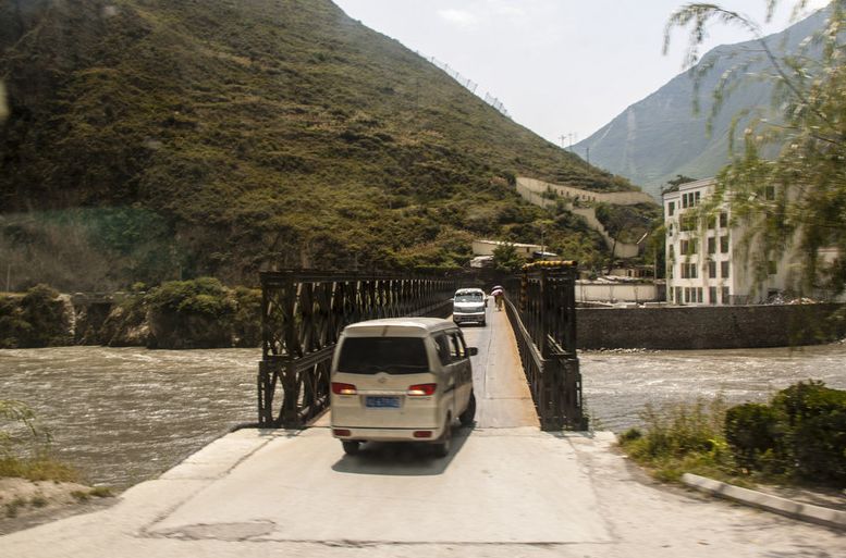 窄桥事故易发，如何安全通行丨交警在线