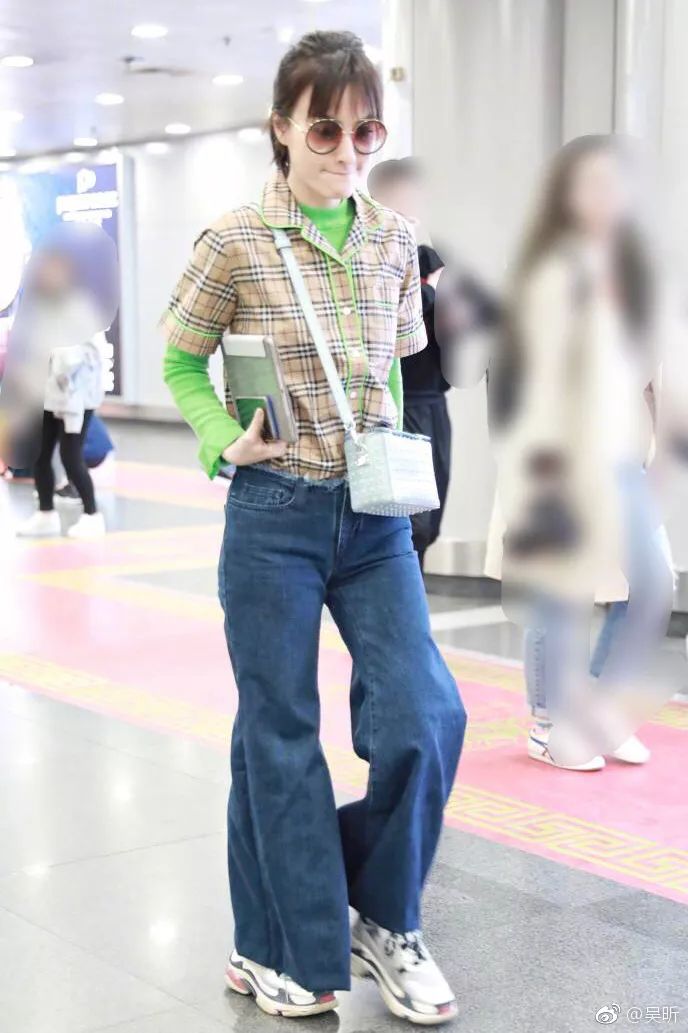 吴昕卖二手衣服被吐槽,吴昕送钟汉良的礼物是真的吗