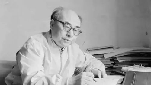 「117早安！九江」九江土壕阳台惊呆路人；打完麻药医生玩失踪；女员工街头集体跪地爬行；试卷现“鸡汤”提示语