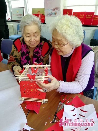 青岛仰口路社区办灯笼DIY公益课堂银发老人乐享“年味道”