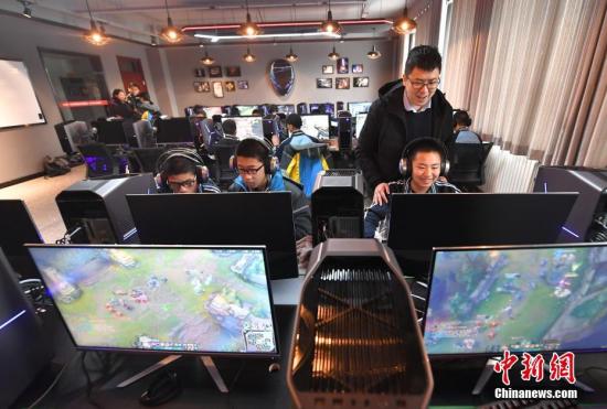 三招教网瘾少年不再沉迷游戏,网瘾少年沉迷于网络游戏