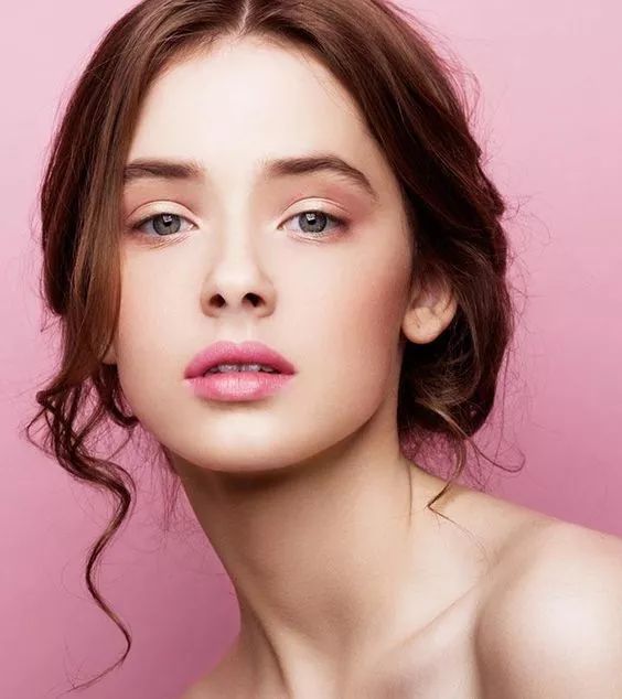 唇裂唇干用什么口红,长期唇干唇裂脱皮怎么回事