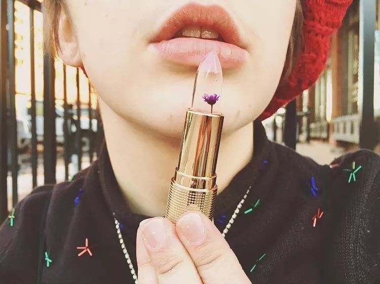 唇裂唇干用什么口红,长期唇干唇裂脱皮怎么回事