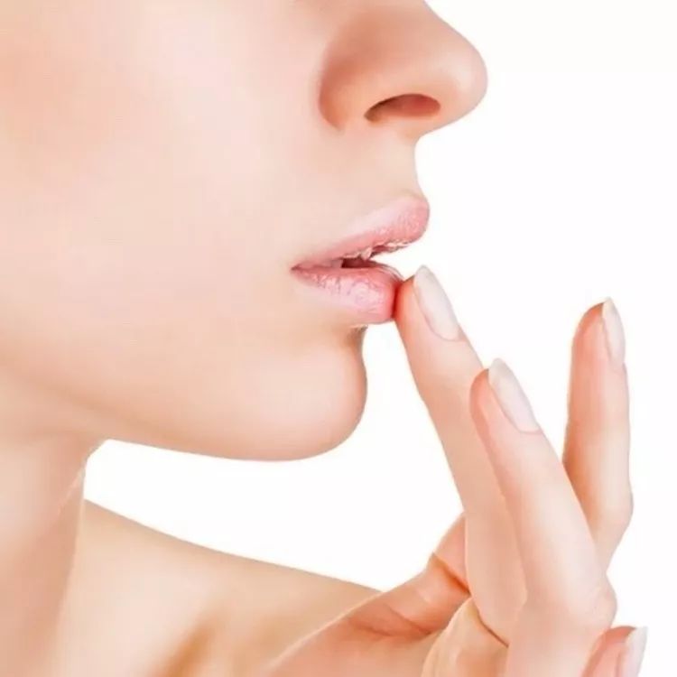 唇裂唇干用什么口红,长期唇干唇裂脱皮怎么回事