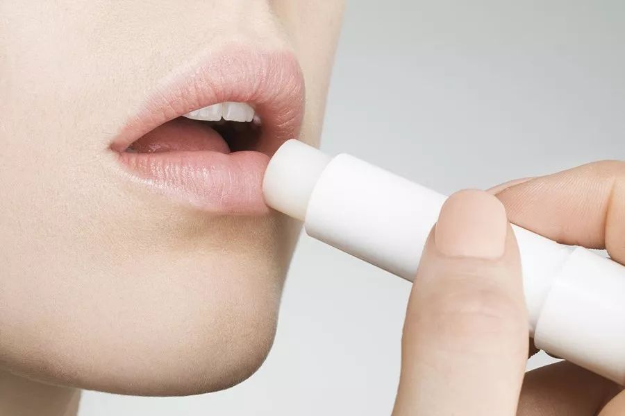唇裂唇干用什么口红,长期唇干唇裂脱皮怎么回事