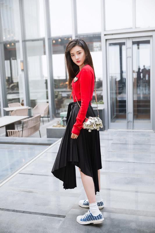 宋祖儿机场红色格子衫配短裤视频,宋祖儿穿大衣内搭露腰装蛮腰抢镜