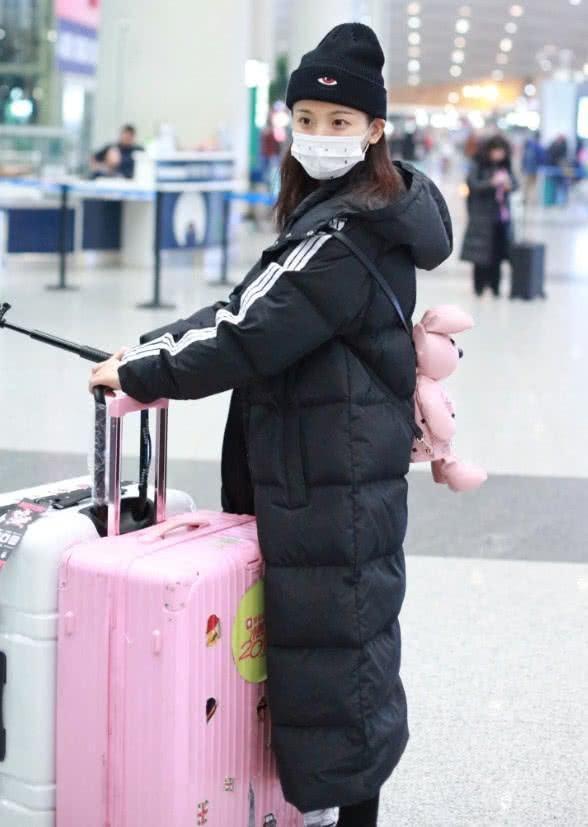 宋祖儿机场红色格子衫配短裤视频,宋祖儿穿大衣内搭露腰装蛮腰抢镜