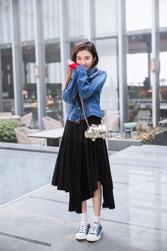 宋祖儿机场红色格子衫配短裤视频,宋祖儿穿大衣内搭露腰装蛮腰抢镜