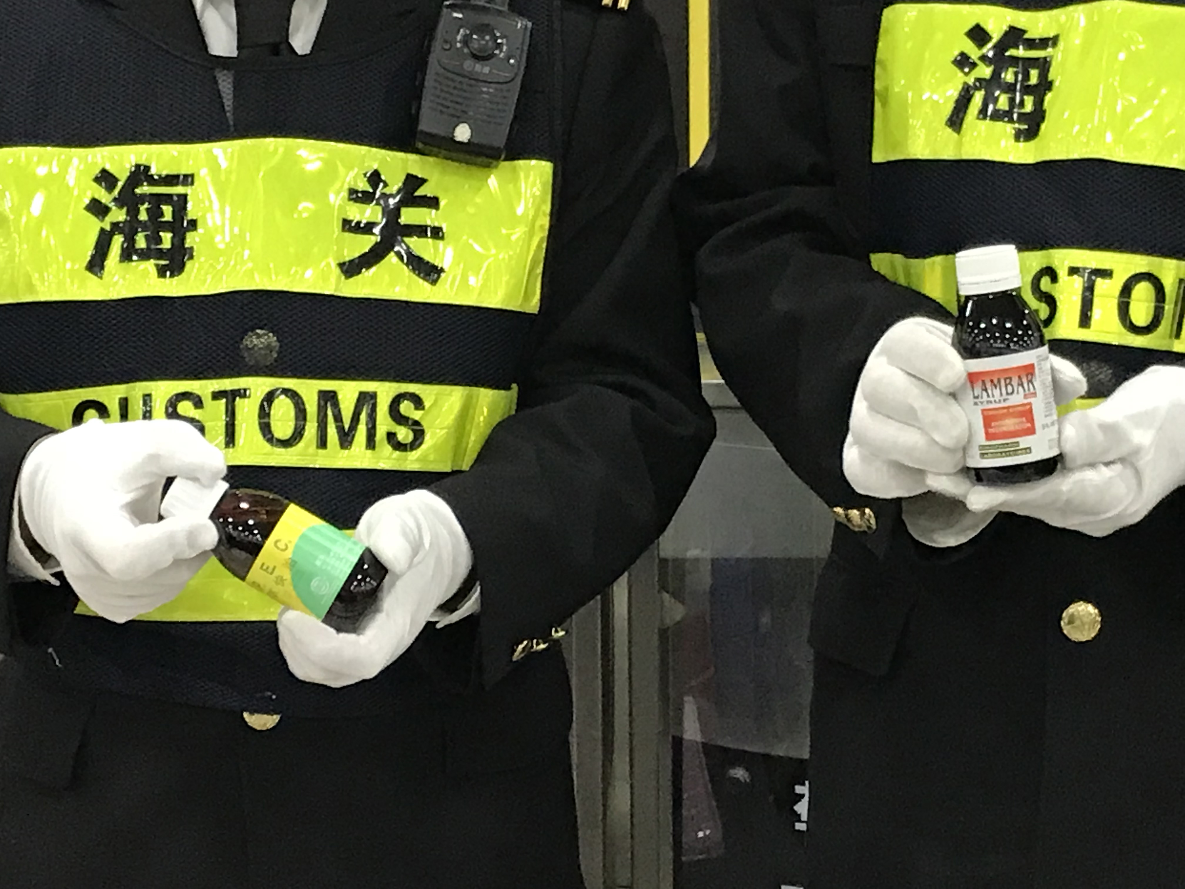 皇岗海关查获近百瓶“止咳水”,为去年以来最大单宗案件