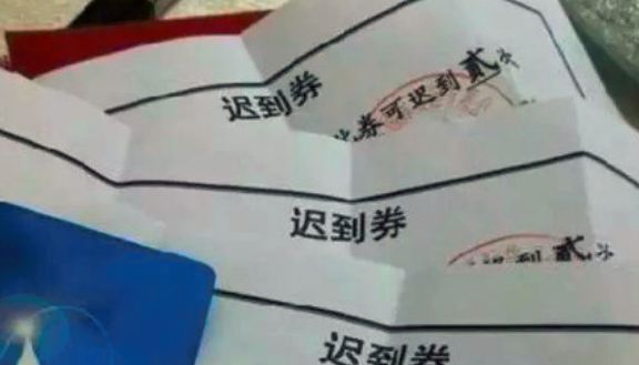 工厂过年放假发年货回来,带着公司发的年货回家过年