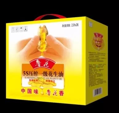 工厂过年放假发年货回来,带着公司发的年货回家过年