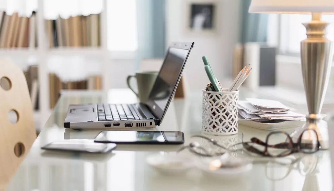 打破“朝九晚五”,新工作时代来临?|睡前聊一会儿