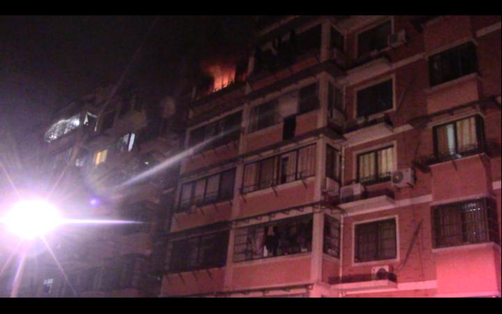 柯桥一居民楼发生火灾危急时刻他们把危险留给自己