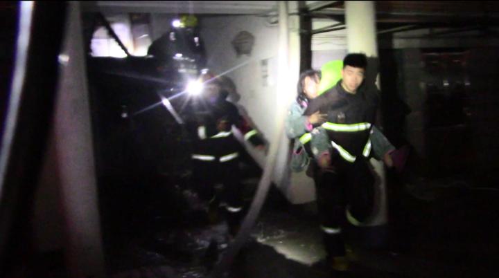 柯桥一居民楼发生火灾危急时刻他们把危险留给自己