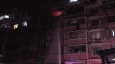 火场救出5人,火场逃生弯腰迅速从安全通道逃离