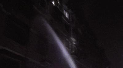 火场救出5人,火场逃生弯腰迅速从安全通道逃离