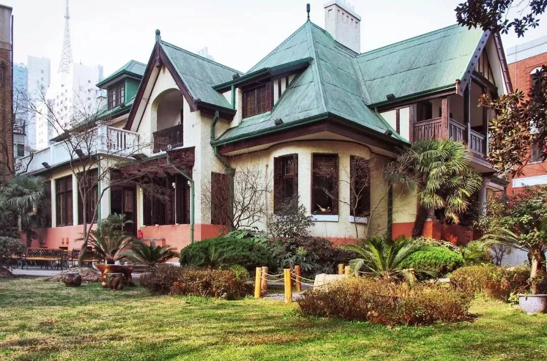 上海滩市中心,竟然藏着一条有洋房故居有老字号有咖啡店有酒吧的网红老马路