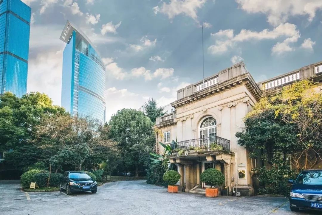 上海滩市中心,竟然藏着一条有洋房故居有老字号有咖啡店有酒吧的网红老马路