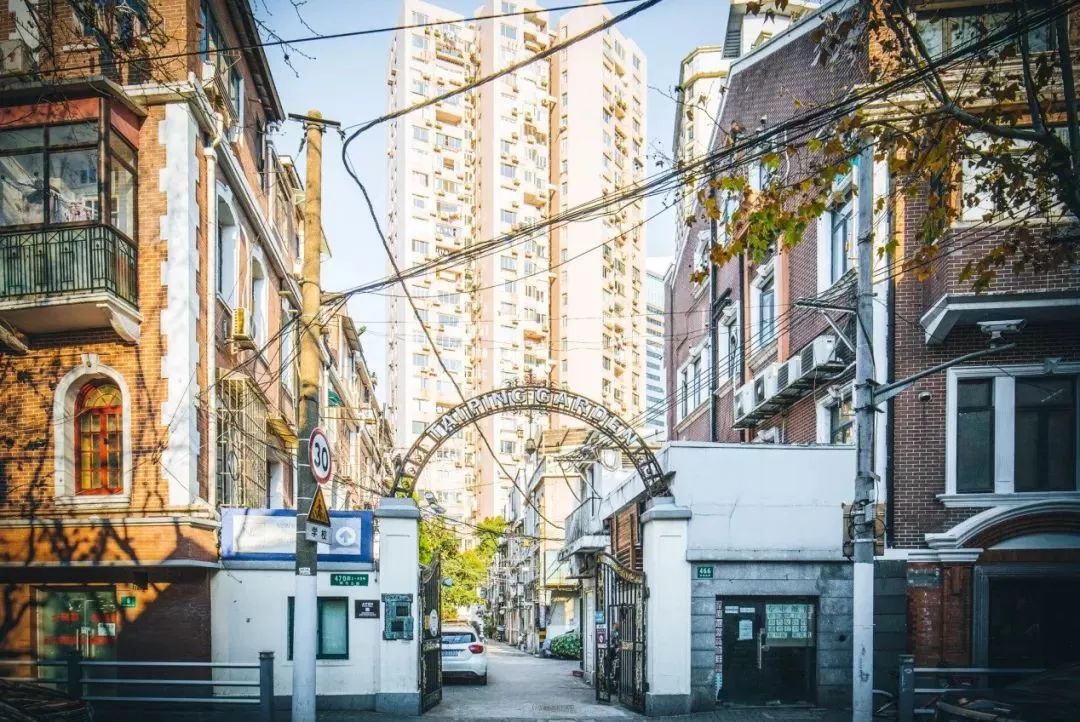 上海滩市中心,竟然藏着一条有洋房故居有老字号有咖啡店有酒吧的网红老马路