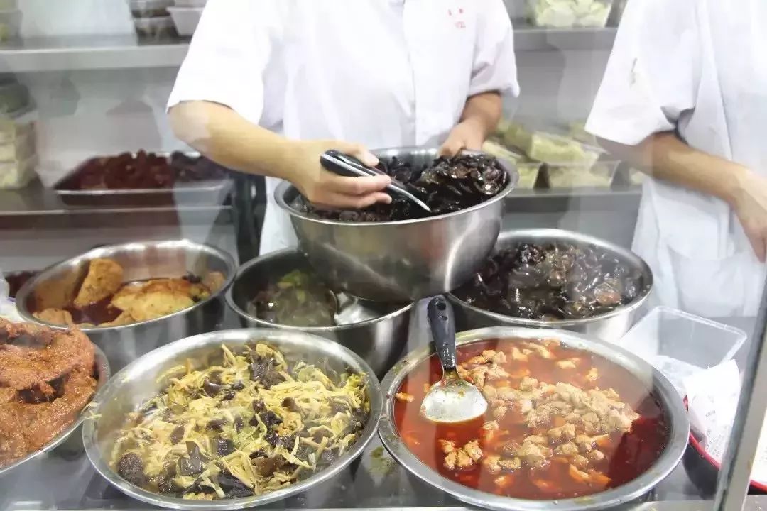 上海滩市中心,竟然藏着一条有洋房故居有老字号有咖啡店有酒吧的网红老马路