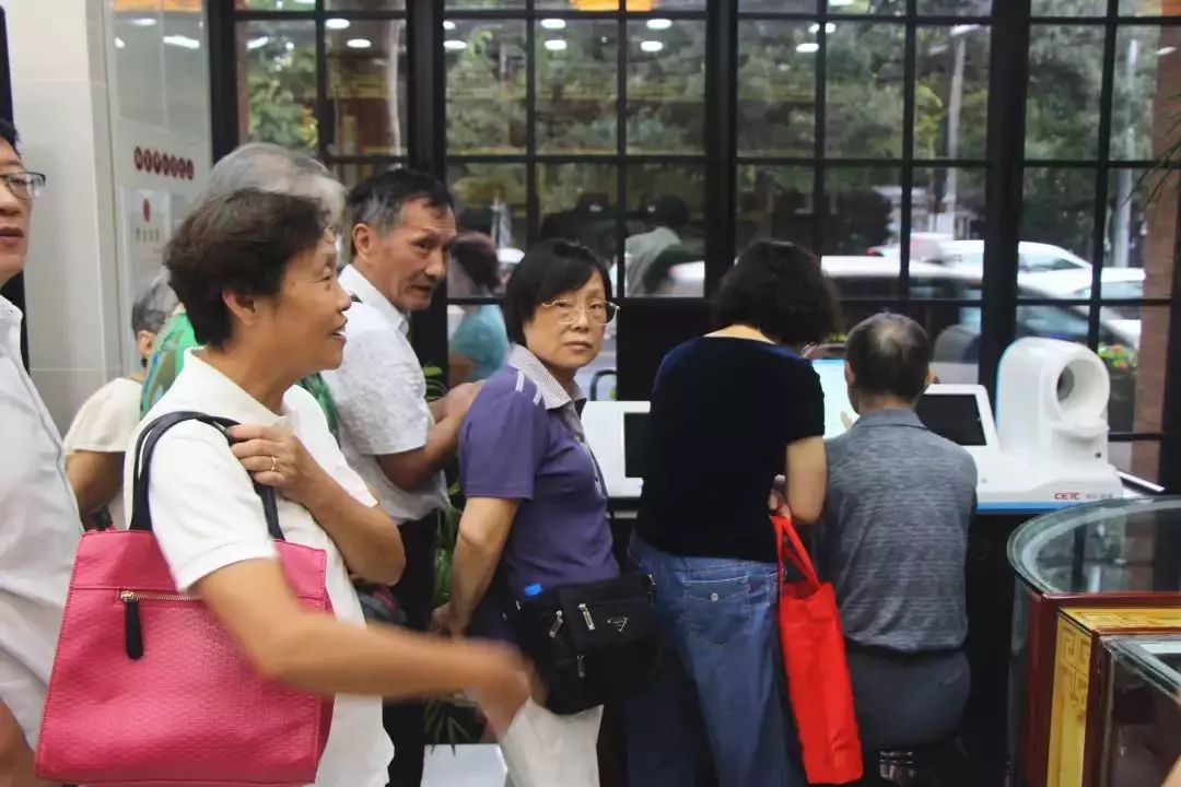 上海滩市中心,竟然藏着一条有洋房故居有老字号有咖啡店有酒吧的网红老马路