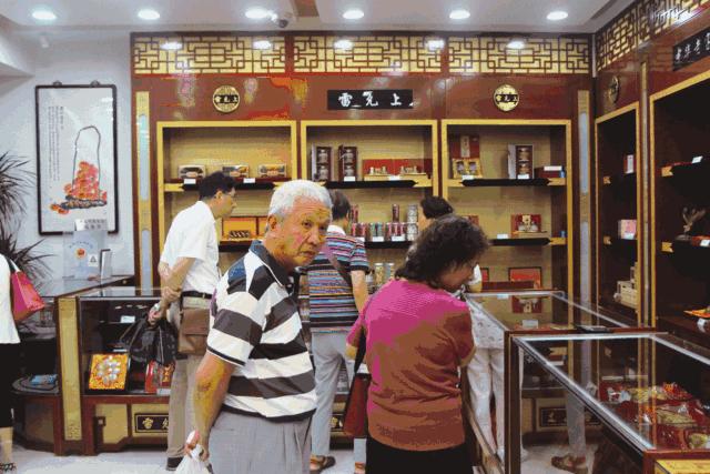 上海滩市中心,竟然藏着一条有洋房故居有老字号有咖啡店有酒吧的网红老马路