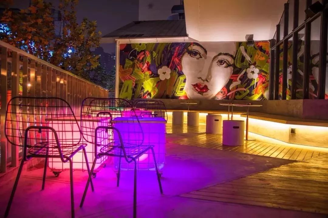 上海滩市中心,竟然藏着一条有洋房故居有老字号有咖啡店有酒吧的网红老马路