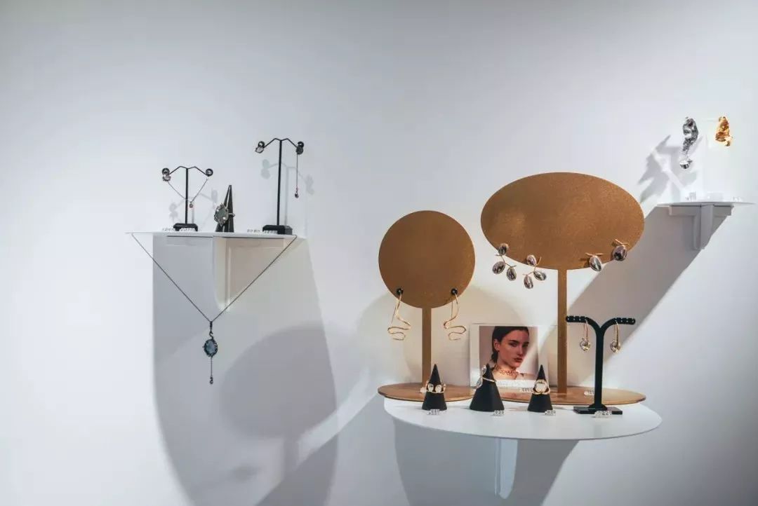 上海滩市中心,竟然藏着一条有洋房故居有老字号有咖啡店有酒吧的网红老马路