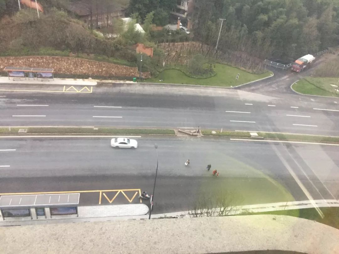 「万象山脚」一分钱坐公交？金汇广场完工十年工棚还在？他们怎么回答……