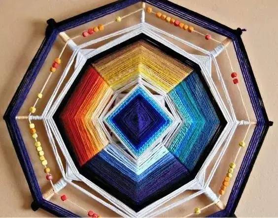 她用牙签搭了个十字，缠上几根毛线，竟也可以美成这样