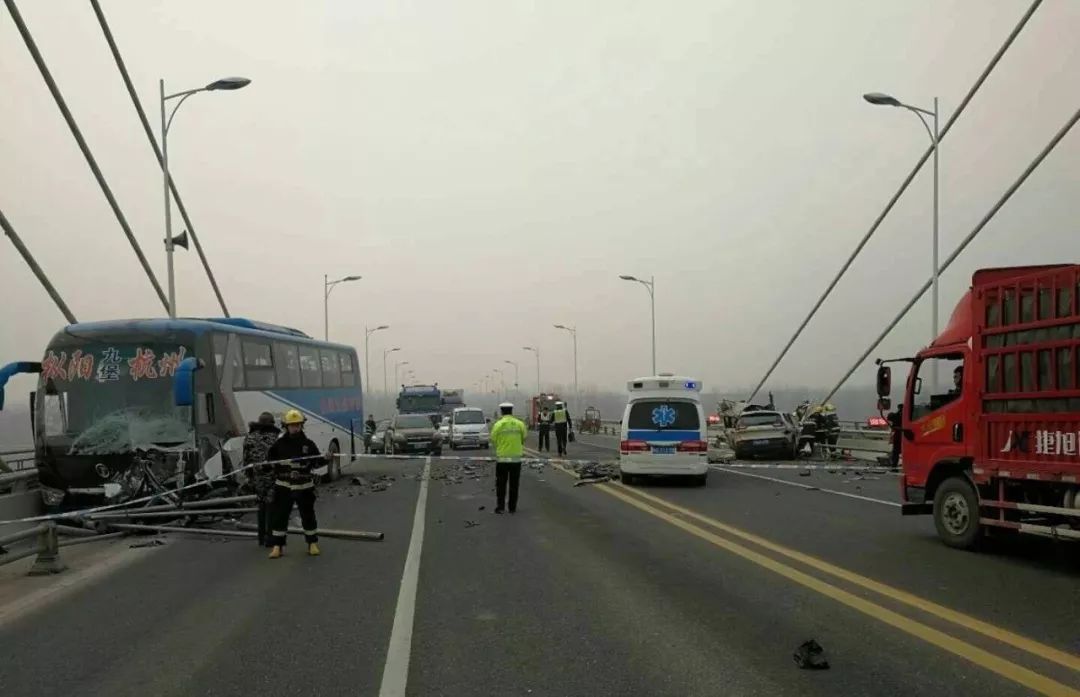 新闻早班车｜突发！3死1伤！铜陵长江大桥一轿车与客车碰撞！