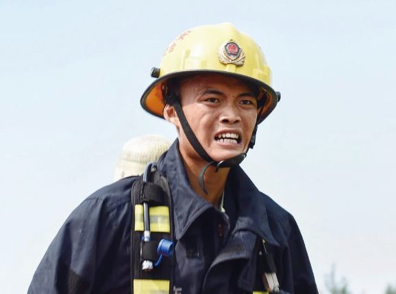 新闻早班车｜突发！3死1伤！铜陵长江大桥一轿车与客车碰撞！