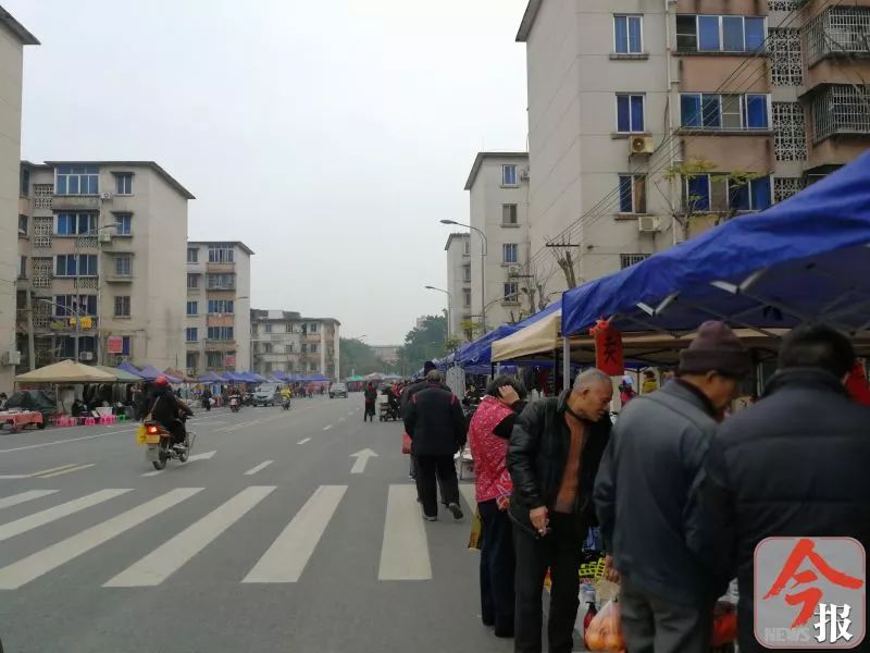 蹊跷!有人操控龙屯路“马路市场”?摊主:每天上交“群主”几十元