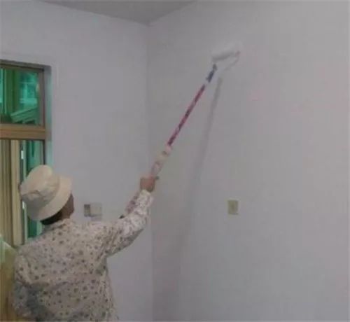 怎样自己刷漆才会不裂开,自己如何刷漆刷得均匀