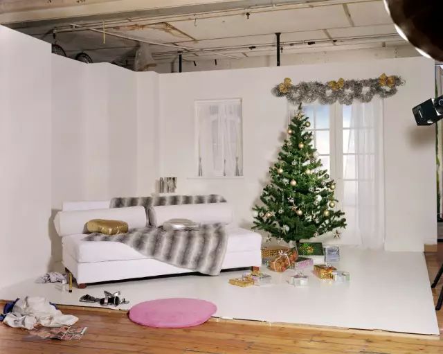 她用了十年只做了一件事，记录成人电影的摄影棚布景