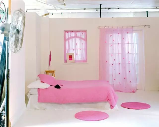 她用了十年只做了一件事，记录成人电影的摄影棚布景