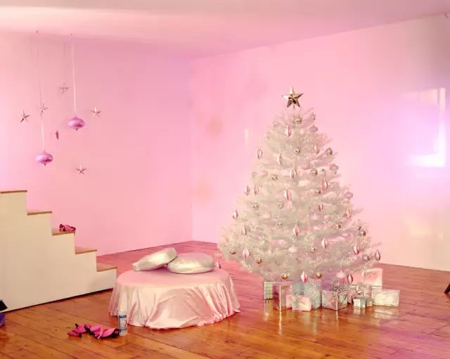 她用了十年只做了一件事,记录成人电影的摄影棚布景