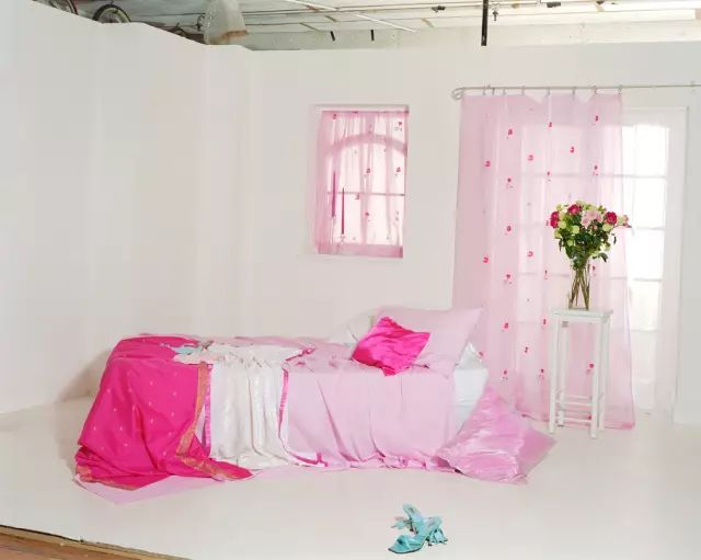 她用了十年只做了一件事,记录成人电影的摄影棚布景