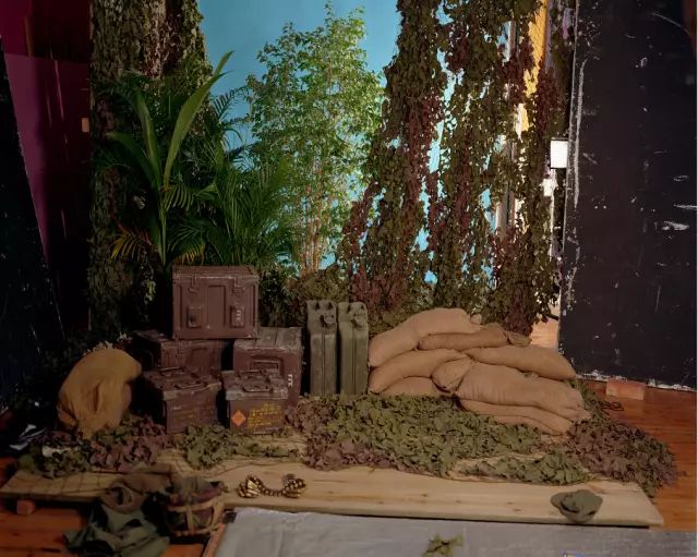 她用了十年只做了一件事,记录成人电影的摄影棚布景