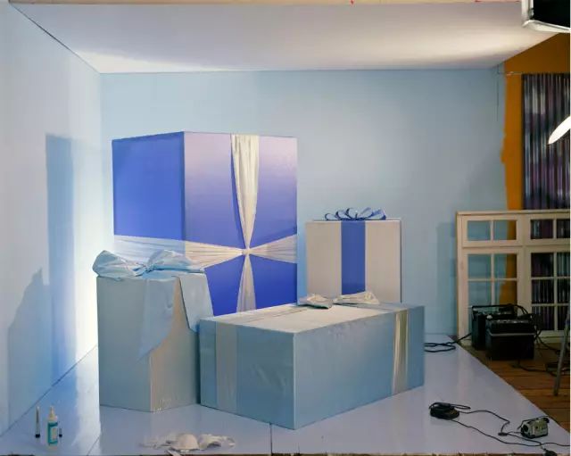 她用了十年只做了一件事,记录成人电影的摄影棚布景