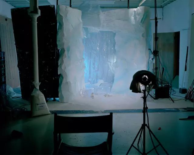 她用了十年只做了一件事,记录成人电影的摄影棚布景