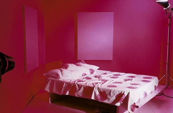 她用了十年只做了一件事,记录成人电影的摄影棚布景