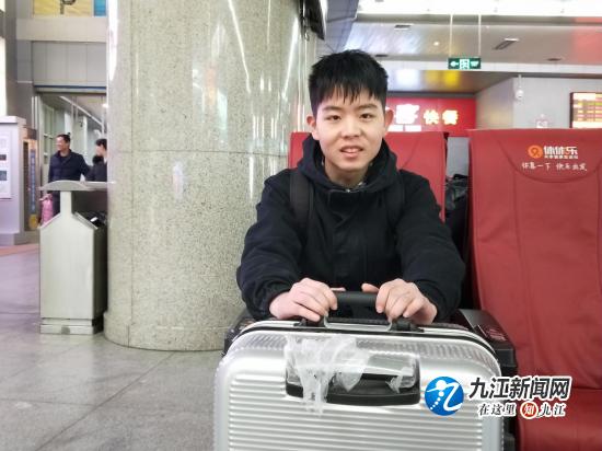 长途火车的离别,火车站与亲人离别视频