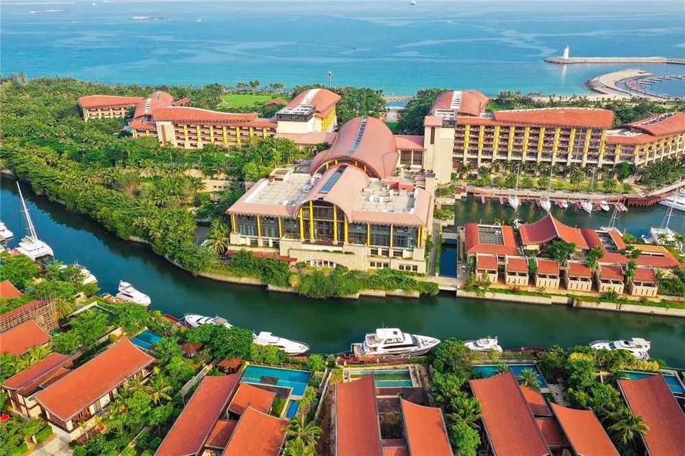 1200㎡透明泳池小红书点赞100w+,这家黄金海岸边的酒店才是海岛季首选